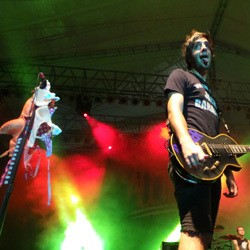 Hujan Bra dalam Konser Kedua All Time Low di Jakarta