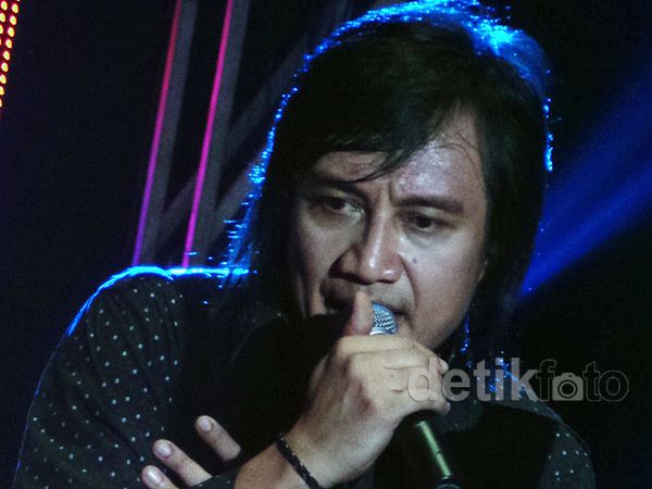 Konser Nostalgia KLa Project