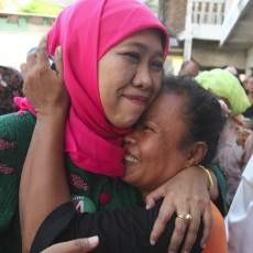 Khofifah Sapa Pedagang Pasar Bulak dan Ngopi di Taman Bungkul