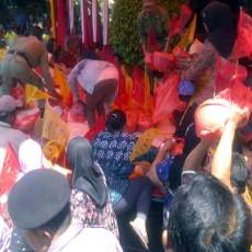 Warga Tuban Rebutan 1.200 Bunceng Klenteng Kwan Sing Bio