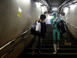 Di Jepang, Ada Power Ranger yang Siap Bantu Angkat Barang di Stasiun