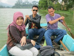 Akhir Pekan, Coba Asyiknya Dayung Perahu di Pangalengan