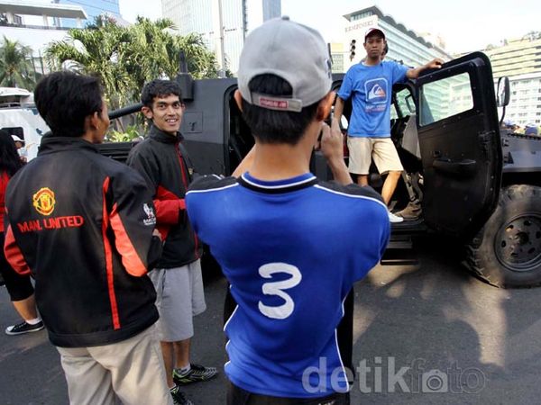 Dua Panser Milik Pindad Mejeng Di Bunderan HI