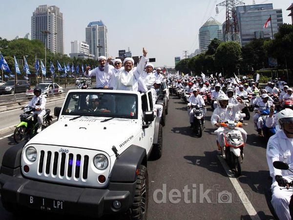 Habib Rizieq Pimpin Konvoi FPI 