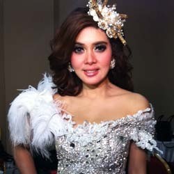 Syahrini Bangga Tampilkan Kekayaan Indonesia Lewat Busana