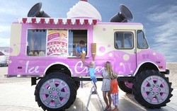 Van Es Krim Raksasa Ini Bagikan 6.500 Es Krim Gratis