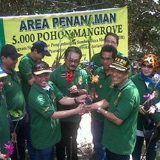 Calon Doktor Unair Tanam 5.000 Mangrove