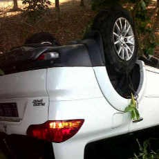 Pajero Terbalik di Bundaran Satelit