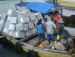 Distribusi Logistik Dua Kecamatan di Sumenep Menggunakan Perahu