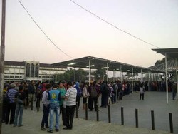 Calon Penumpang Masih Bingung dengan THB, Antrean di Stasiun Bogor Mengular