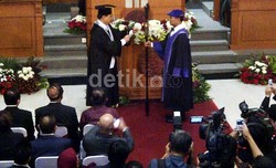 CT Jadi Orang Ketiga Peraih Gelar Doctor Honoris Causa dari Unair