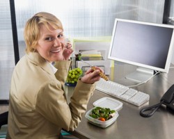 Makan Siang di Luar Kantor Bisa Menghambat Pekerjaan
