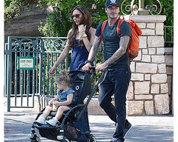 Foto: Liburan Seru Keluarga Beckham di Disneyland