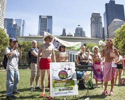 Tuntut Kesetaraan, Wanita Ramai-ramai Rayakan Hari Bebas Tanpa Pakai Bra