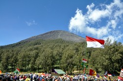 Berkibarlah Indonesiaku hingga puncak tertinggi Pulau Jawa