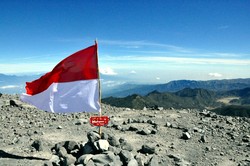Tegaknya sang saka Merah Putih di atas puncak tertinggi Pulau Jawa