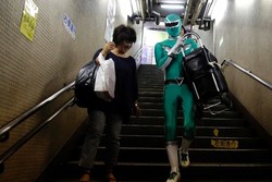 Power Ranger Siap Bantu Turis di Stasiun Subway Tokyo