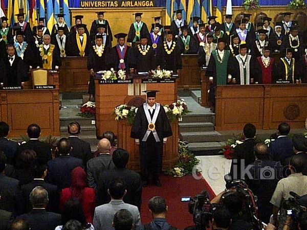 CT Terima Gelar Doktor Honoris Causa dari Unair