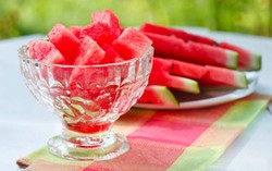 Agar Lebih Praktis, Kupas Semangka dan Mangga dengan Cara Ini