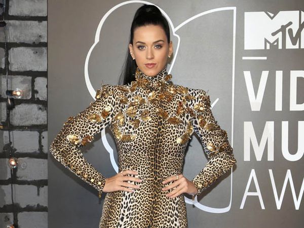 Roar! Katy Perry Seksi Dibalut Dress Leopard