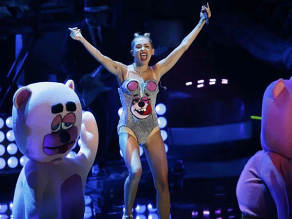 Miley Cyrus Hanya Pakai Underwear di MTV VMA 2013