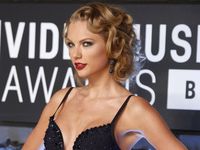 Cantik dan Menawan Taylor Swift