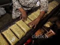 Harga Kedelai Melonjak, Perajin Tempe Menjerit