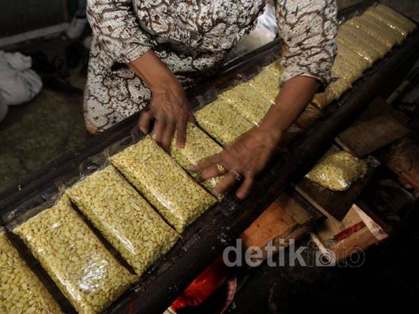 Harga Kedelai Melonjak, Perajin Tempe Menjerit