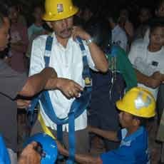 Proses Evakuasi Dramatis, Pria Panjat Tower Sutet Sempat Menangis