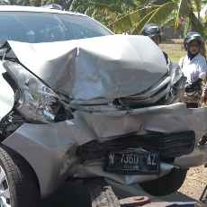 Muat Rombongan Keluarga, Xenia Vs Avanza 5 Terluka