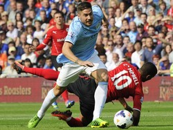 Javi Garcia melewati Fraizer Campbell dalam pertandingan yang dihelat di Cardiff City Stadium, Minggu (25/8/2013) malam WIB. Reuters/Rebecca Naden.