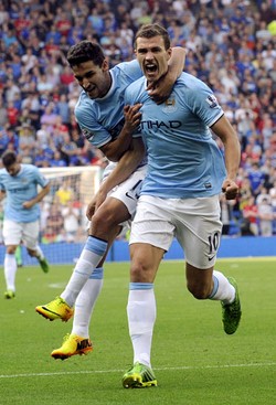 Edin Dzeko merayakan gol yang dibuatnya di menit ke-52. Reuters/Rebecca Naden.