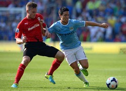 Aron Gunnarsson berusaha merebut bola dari Samir Nasri. Dalam pertandingan ini, Aron Gunnarsson mencetak gol di menit ke-60. AFP/Andrew Yates.