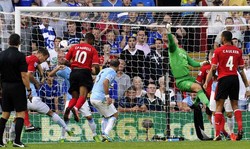 Fraizer Campbell membobol gawang Manchester City lewat tandukannya. Dalam pertandingan ini, pemain bernomor punggung 10 itu dua kali membobol gawang Manchester City. Gol tersebut dibuatnya di menit ke-79 dan 87. Reuters/Rebecca Naden.