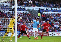 Di injury time, City menipiskan kekalahan mereka. Tandukan Negredo meneruskan umpan Silva membuat skor akhir jadi 3-2 untuk kemenangan Cardiff. AFP/Andrew Yates.