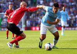 Sergio Aguero berusaha melewati Matthew Connolly. Getty Images/Michael Steele.
