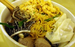 Sams Strawberry Corner: Kenyang Mantap Makan Mie Yamin Plus 5 Topping