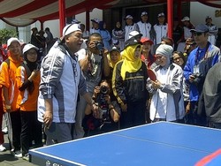 Seru! Demiz Kalahkan Aher di Meja Pingpong