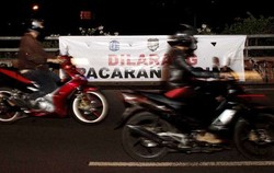 Satpol PP Kelimpungan Tertibkan Orang Pacaran di Flyover