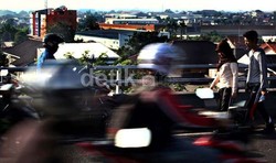 Mendulang Rupiah di Jembatan Cinta 