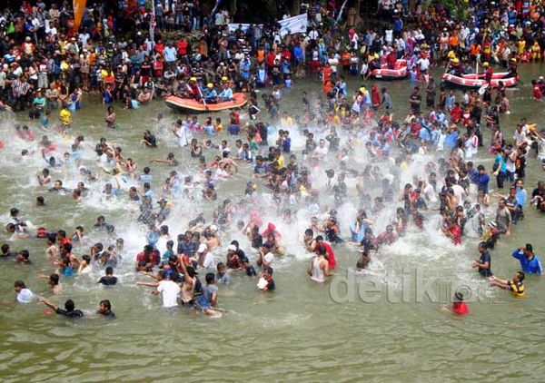 Ribuan Warga Banjarnegara Ikuti Pesta Parak Iwak