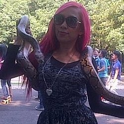 Bantu Teman, Dewi Sanca Jadi Model Video Klip