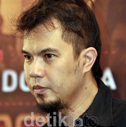 Menyantap Rujak Cingur, Ahmad Dhani Kangen Kampung Halaman
