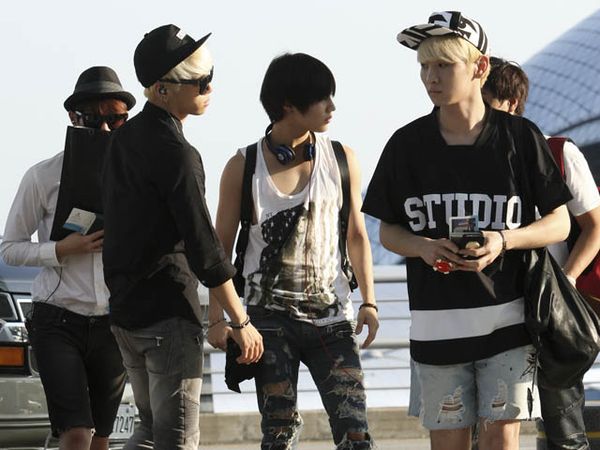 Hitam-putih Gaya SHINee di Bandara