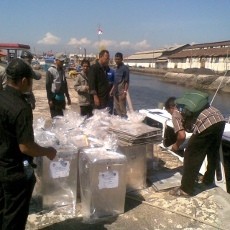 Pengiriman Logistik Pilgub Jatim 2013 Pulau Gili Ketapang Dibungkus Plastik