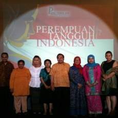 Khofifah Raih Penghargaan Perempuan Tangguh Indonesia