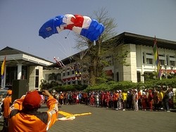 Turun di Gedung Sate, 3 Penerjun Payung Disambut Meriah