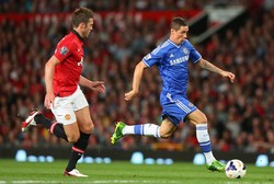 Michael Carrick berusaha meredam serangan Fernando Torres. Pada pertandingan ini, Chelsea bikin delapan kali percobaan tembakan dengan empat kali merepotkan David De Gea di bawah mistar.Getty Images/Alex Livesey.