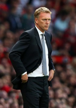 David Moyes tampak serius mengamati jalannya pertandingan. Getty Images/Alex Livesey.