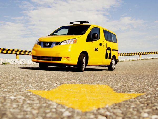 Taksi Nissan Evalia Sudah Diproduksi